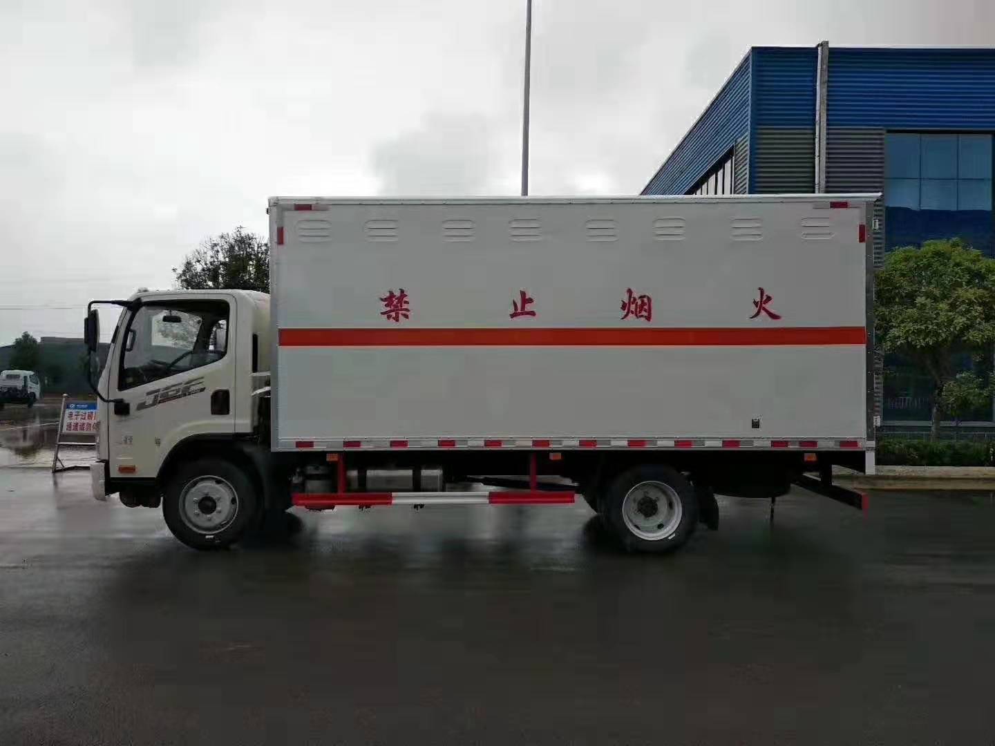 解放5.1米（额载7吨）气瓶厢式运输车