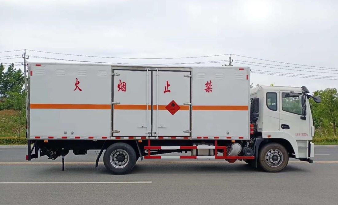 东风锦程6米8易燃液体厢式运输车