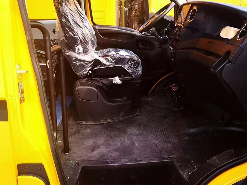 依维柯9-11座救险车