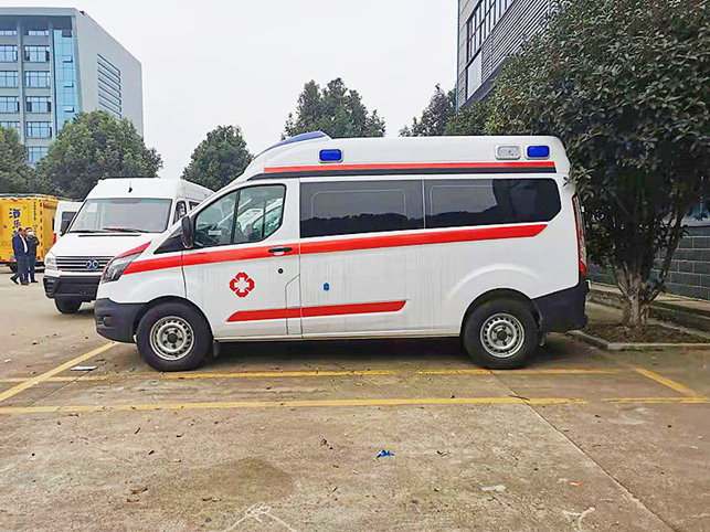 福特全顺V362汽油版中轴中顶救护车