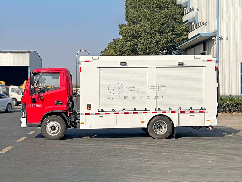 东风小多利卡装备车