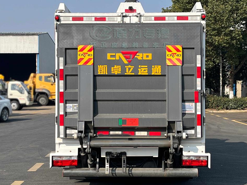 东风小多利卡装备车