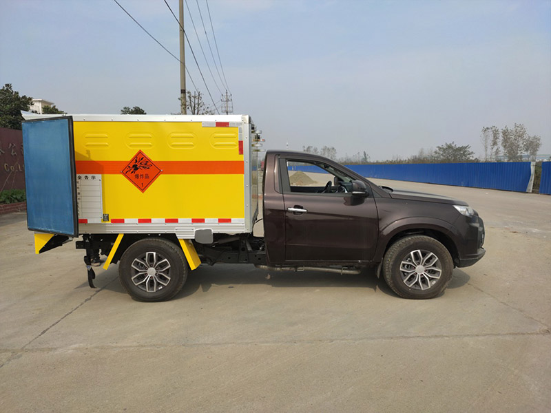 江铃皮卡2.35米爆破器材运输车