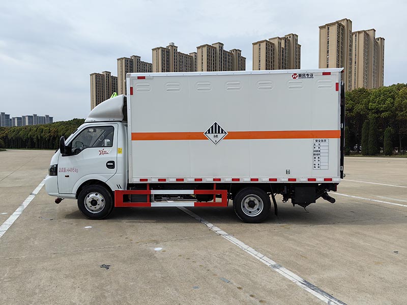 厢式东风大途逸 气刹断气刹 4米危险品厢式运输车