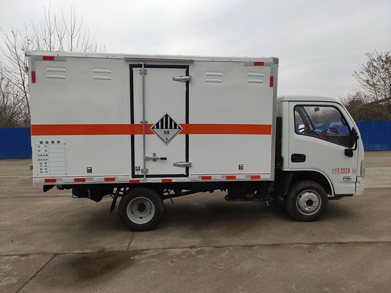 跃进汽油后双轮危险品厢车