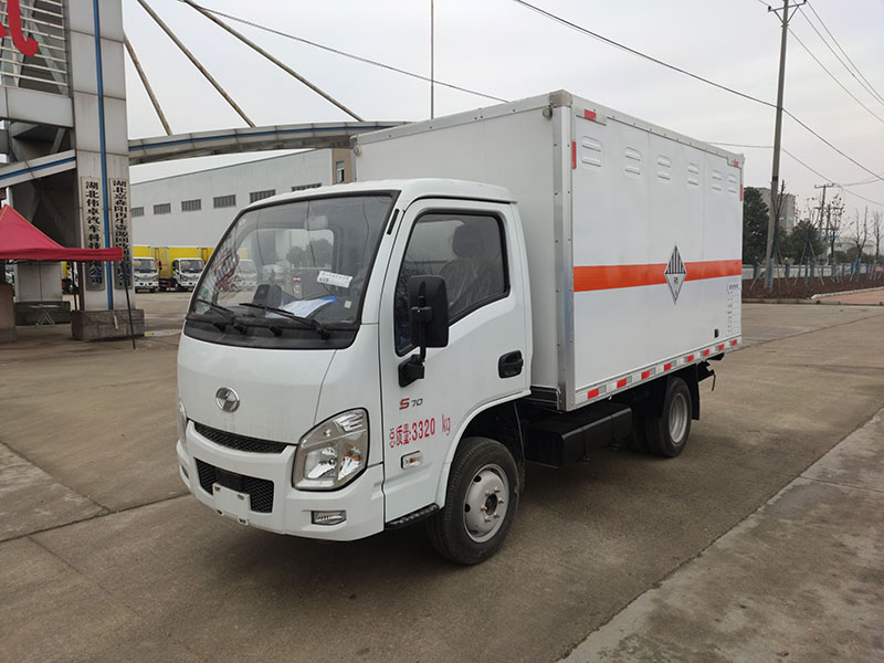 跃进汽油后双轮危险品厢车
