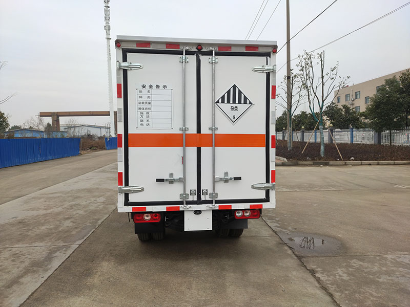 跃进汽油后双轮危险品厢车