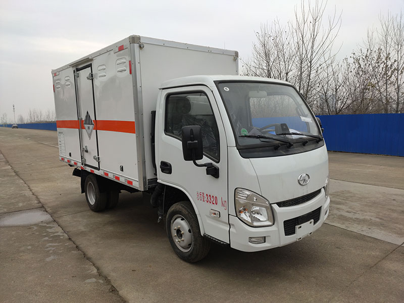跃进汽油后双轮危险品厢车